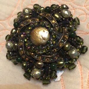 NM round crystal distressed pearlized center, faux pearls and crystals metal pin